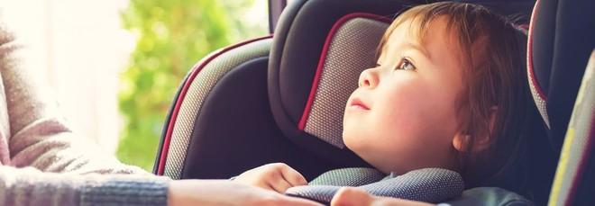 Sicurezza dei bambini in auto, il dato è preoccupante: il 32% dei genitori sbaglia a usare il seggiolino