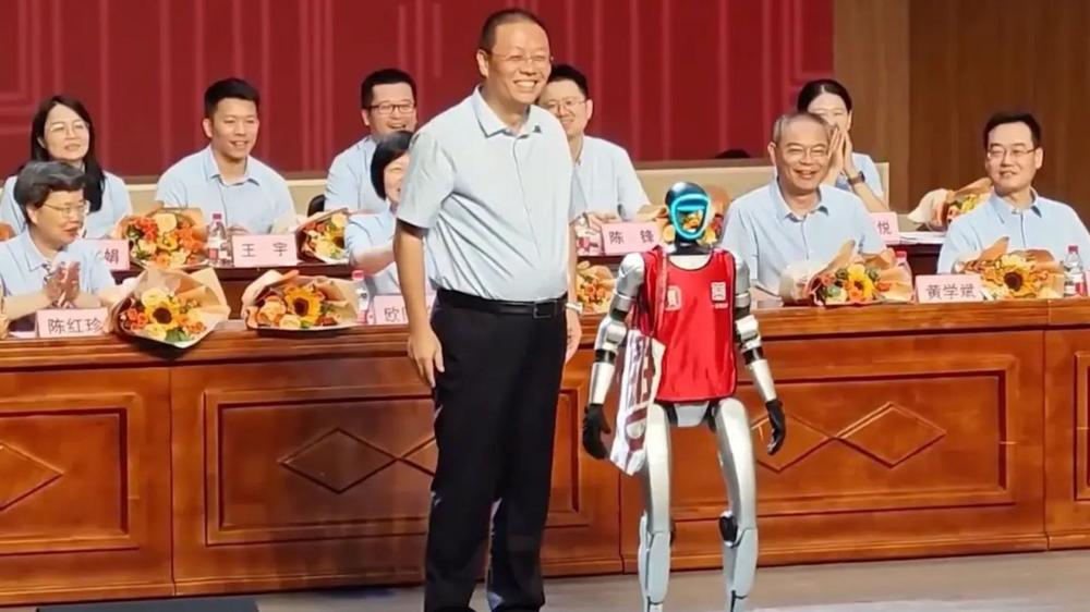 Robot attends high school ceremony and receives very own certificate