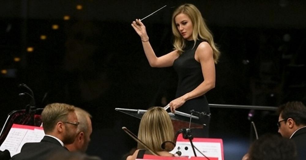 Beatrice Venezi: “Dirigo gli orchestrali col bacchetto”