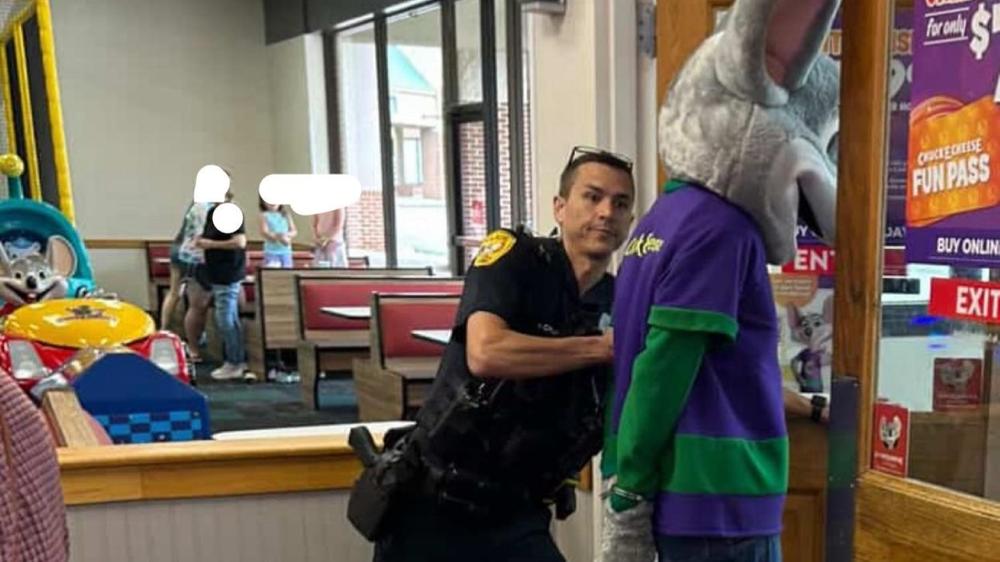 Man dressed as Chuck E. Cheese arrested for stealing credit cards