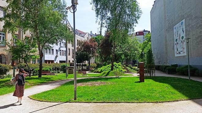 Parchi tascabili e tramvie verdi: 25 soluzioni contro il caldo estremo in città