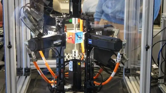 Robot risolve il cubo di Rubik in 0,103 secondi: surclassato il precedente primato | Video