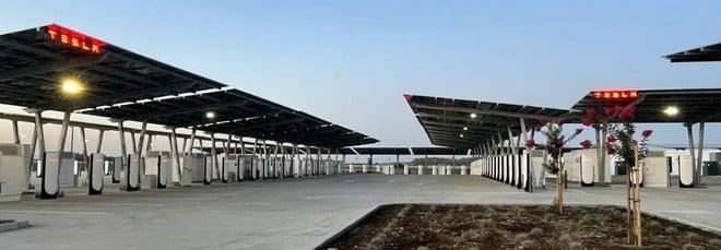 Tesla Oasis, questa è la stazione Supercharger del futuro: 168 colonnine, fotovoltaico e off-grid