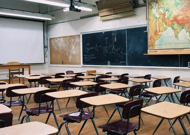Maturità 2025, lotta alle fake news: il 25% crede che avrà lo smartphone sul banco