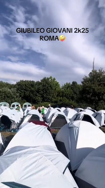 Giubileo dei giovani: Roma invasa dai canti, metropolitane zeppe e cumuli di rifiuti