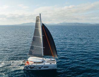 Excess 11 è il primo catamarano ibrido del gruppo Beneteau: va in elettrico per un'ora