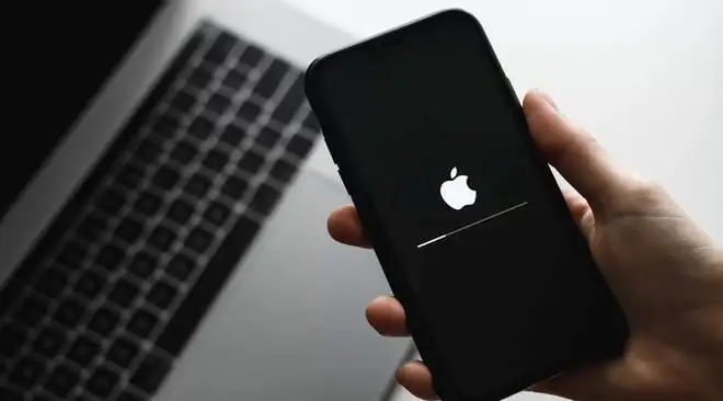 Apple, stop alla firma di iOS 18.4.1: bloccato il downgrade da iOS 18.5