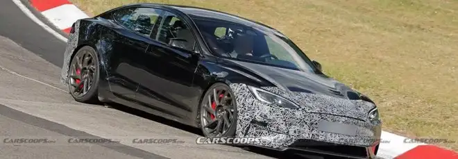 Il restyling della Tesla Model S Plaid gira già al Nurburgring ma le novità...