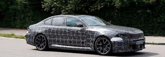 BMW M5 restyling: nuove immagini spia con look Neue Klasse