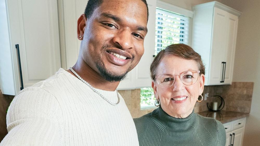 Grandma & stranger celebrate 10th Thanksgiving together a decade after viral text mix-up