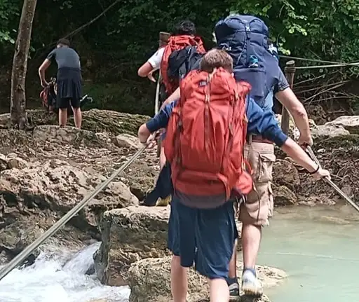 Invece della sospensione da scuola un trekking di cento chilometri e senza telefonino per quattro studenti del Dagomari