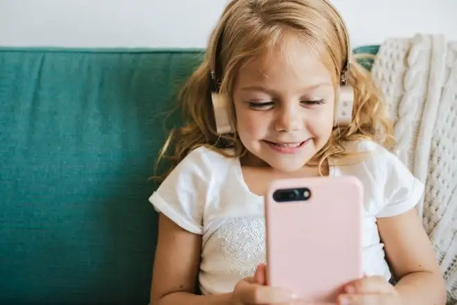 Ansia da schermi: il 17% dei bambini in crisi senza smartphone