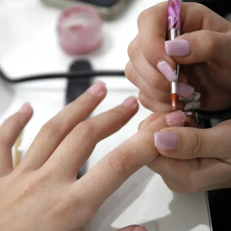 Ethereal Marble Short Nails: le unghie corte effetto marmo che incantano l’estate 2025