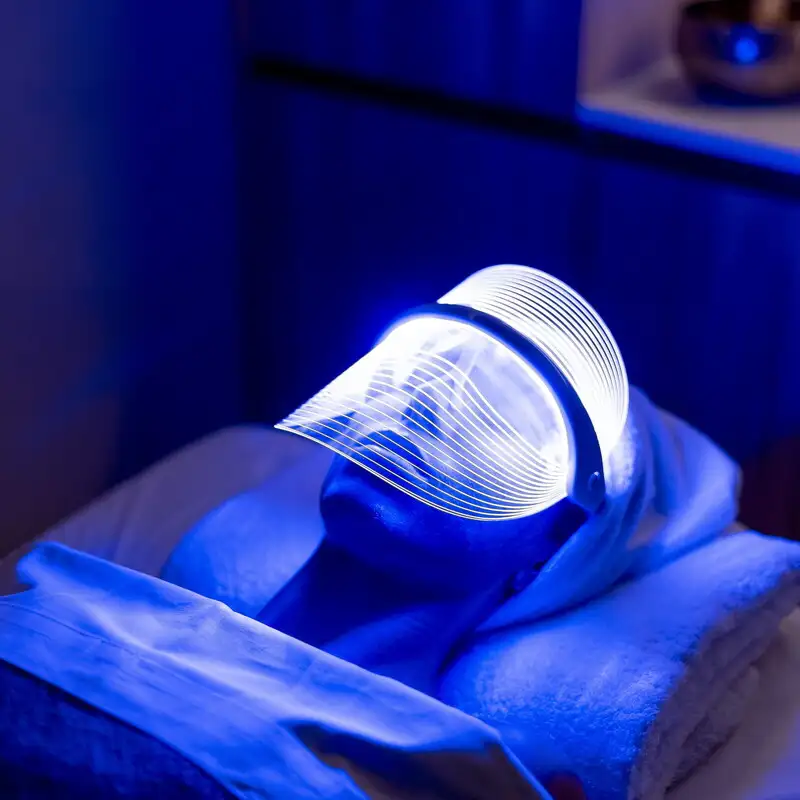 Blue light therapy: le maschere LED blu che stanno conquistando (e trasformando) la skincare routine