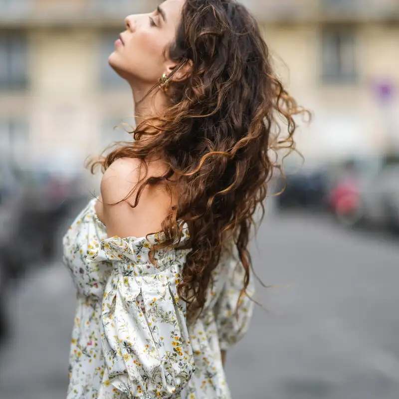 Capelli ricci d'estate: la guida per domarli senza stress e le acconciature più belle da provare