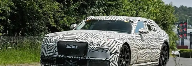 Jaguar, la nuova GT elettrica pizzicata su strada al Nürburgring