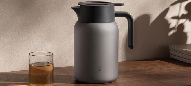 Xiaomi lancia un termos in titanio da 1,2 litri: bevande calde o fredde fino a 12 ore