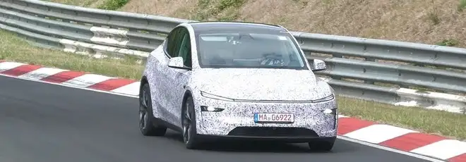 La nuova Tesla Model Y Performance si 