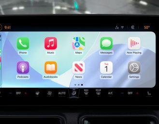 Con iOS 26.4 Apple aprirà CarPlay ad assistenti vocali di terze parti. Debutteranno ChatGPT, Claude e Gemini
