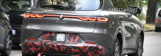 Nuova Alfa Romeo Tonale 2026, le foto spia del restyling: ecco come cambia