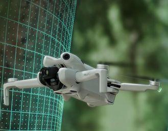 DJI Mini 4 Pro in offerta su Amazon: il drone sotto i 249 g che non richiede patentino