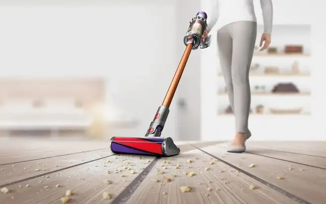 Dyson Cyclone V10 Absolute, minimo su Amazon: oggi 349 euro (150€ sconto)