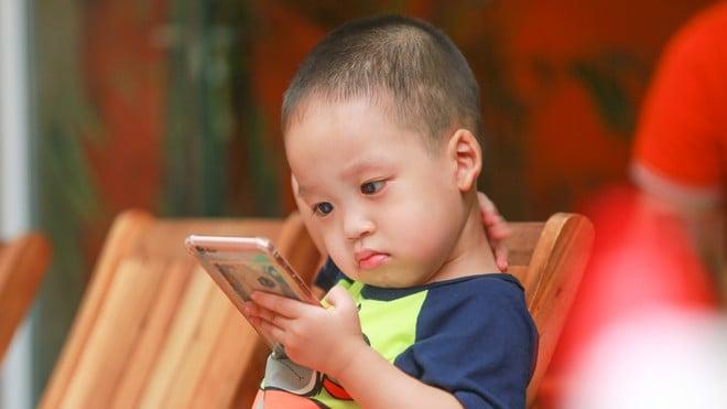Età giusta per lo smartphone? Mai prima di 13 anni, per uno studio