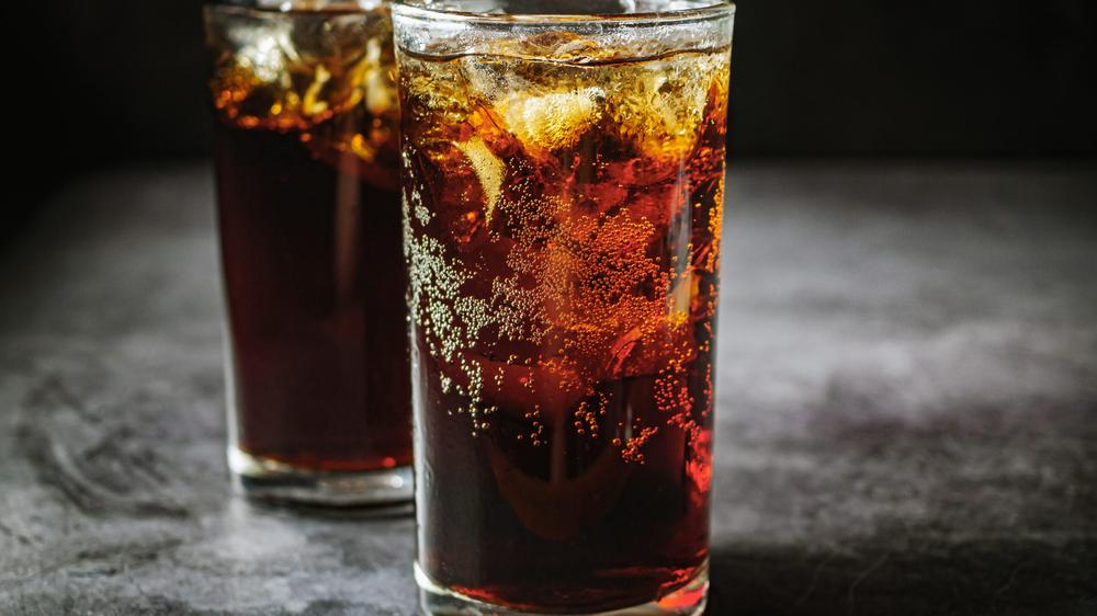Woman hospitalized with pain and vomiting—diet soda cured her