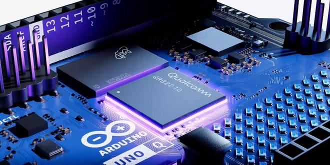 Qualcomm acquisisce Arduino e lancia UNO Q, la scheda con AI e Linux integrati