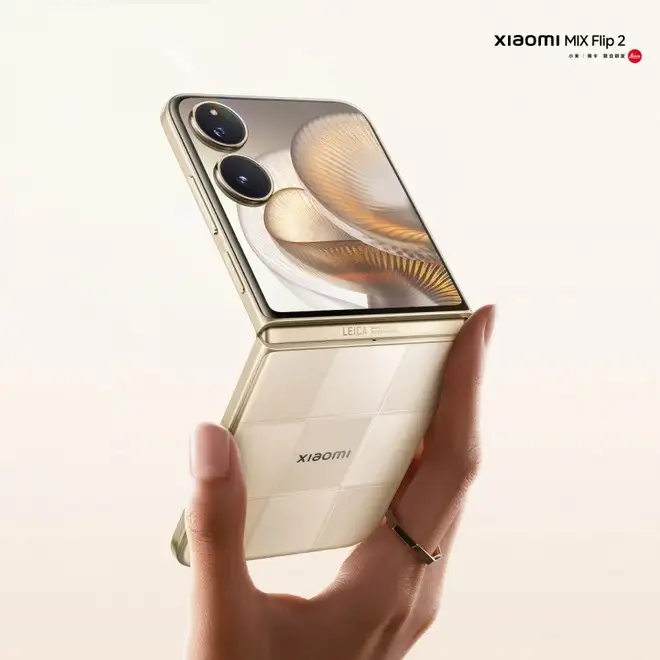 Xiaomi Mix Flip 2 ha fretta: si fa vedere a un passo dal lancio