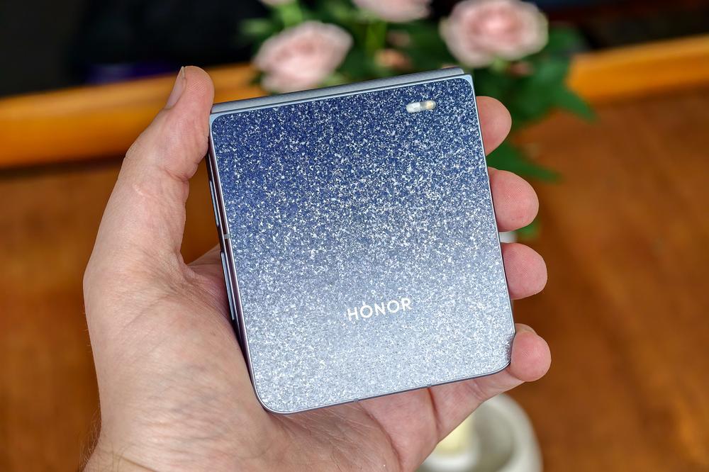 Honor’s new flip phone will go with your Jimmy Choos