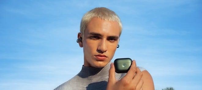 Moto buds loop con sound by Bose ufficiali, anche in edizione Swarovski | Prezzo
