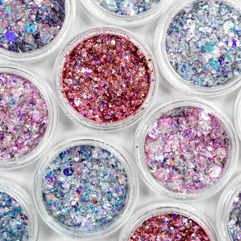 Glitter French nails: la manicure dell’estate si illumina di glitter