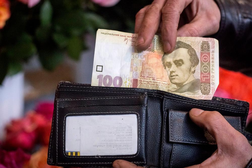Russia airdrops fake banknotes in Ukraine, seeking collaborators
