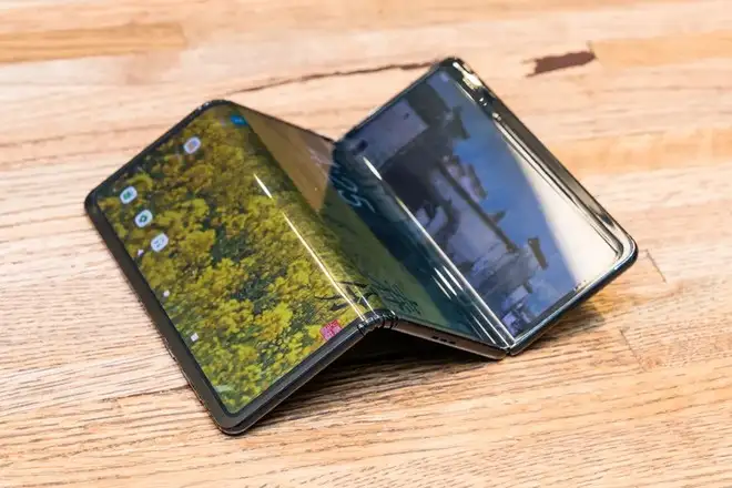 Samsung Galaxy G Fold, il pieghevole a tre pannelli avrà 16 GB di RAM | Rumor