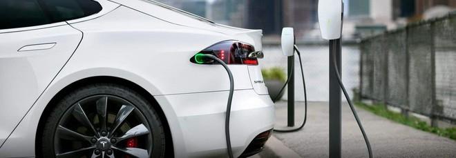 Le auto elettriche inquinano molto, molto meno di quelle termiche: lo dice l'ICCT