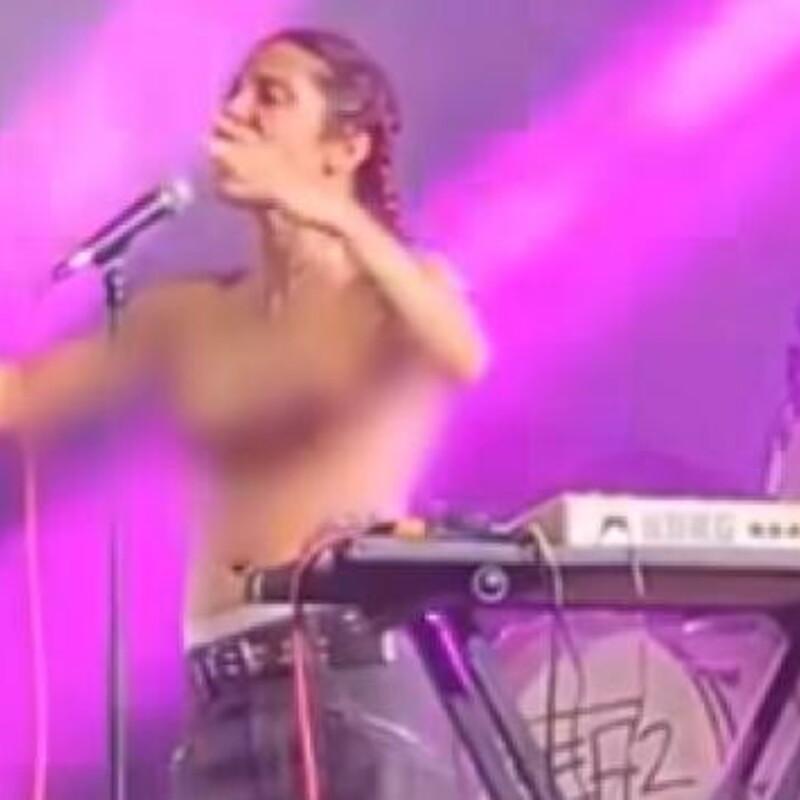 Il seno non è un’oscenità: l'esibizione-protesta di Rebecca Baby dopo la molestia al concerto