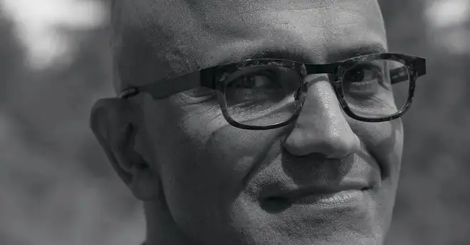 Satya Nadella dice addio ai podcast: ora dialoga con l’AI in auto