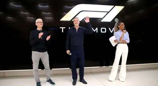 F1: Brad Pitt e Tim Cook insieme all’Apple Store di New York per il lancio del film