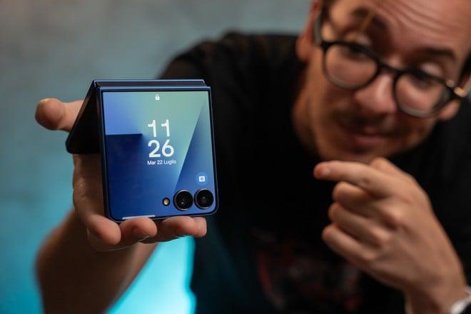 Recensione Samsung Galaxy Z Flip 7: grande display, ottima CPU e... | Video