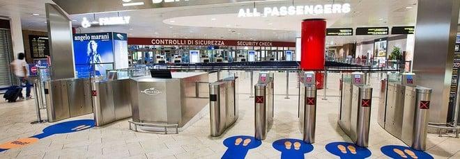 Aerei, stop ai limiti sui liquidi nel bagaglio a mano. L'allarme del Codacons, rischio caos