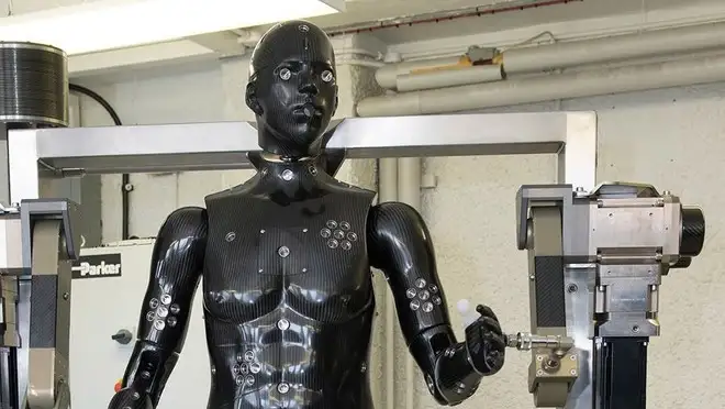 Porton Man: il robot che metterà alla prova le tute chimiche USA | Video