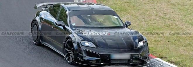 Un nuovo prototipo di Porsche Taycan al Nurburgring: sarà la più estrema di tutte? Foto spia