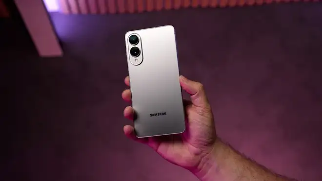 Galaxy S25 Edge cala ancora: oggi a 818€ con Book4 in omaggio da MediaWorld