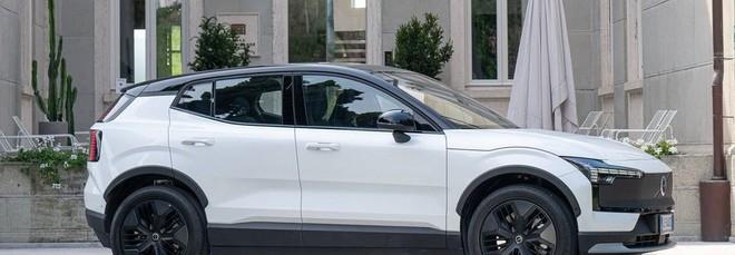 Volvo EX30 Cross Country: un crossover che ama sporcarsi di fango | Video