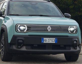 Renault 4 E-Tech in prova. Vince la praticità
