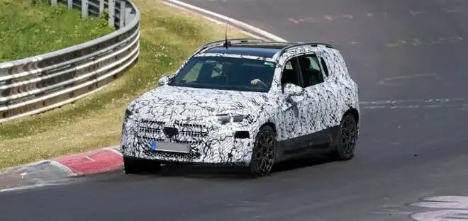 Nuova Mercedes GLB: foto spia inedite per il SUV in arrivo nel 2026