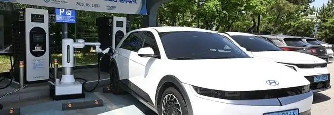 Hyundai, ricarica per le auto elettriche senza pensieri: ci pensa un robot
