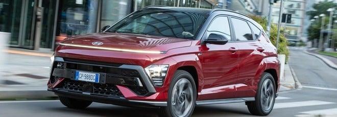 Hyundai KONA 2026, motori più potenti ma il prezzo non cambia. Tutte le novità