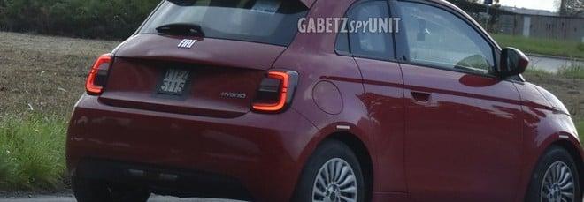 Nuova FIAT 500 Hybrid, la 3+1 della city car ibrida si fa vedere su strada
